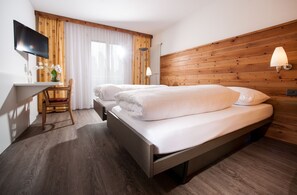 Standard Double Room | Hypo-allergenic bedding, in-room safe, individually decorated, desk - SEELANDHOTEL Weisses Kreuz  (Lyss)