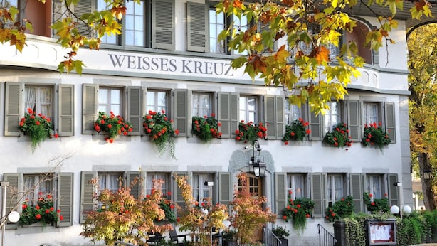 A building with the sign "WEISSES KREUZ" and multiple windows with green shutters. - SEELANDHOTEL Weisses Kreuz (Lyss)