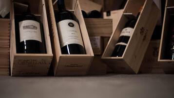 Caixes de vi de fusta amb botelles etiquetades amb 'ORNELLAIA 2013' i 'ORNELLAIA 2012'.