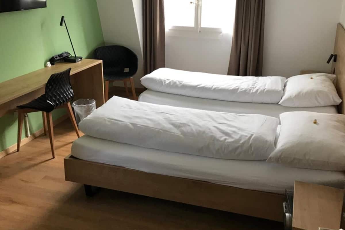 ห้องพัก (Kreuzzimmer) | เครื่องนอนป้องกันสารก่อภูมิแพ้, ตู้นิรภัยในห้องพัก, โต๊ะทำงาน