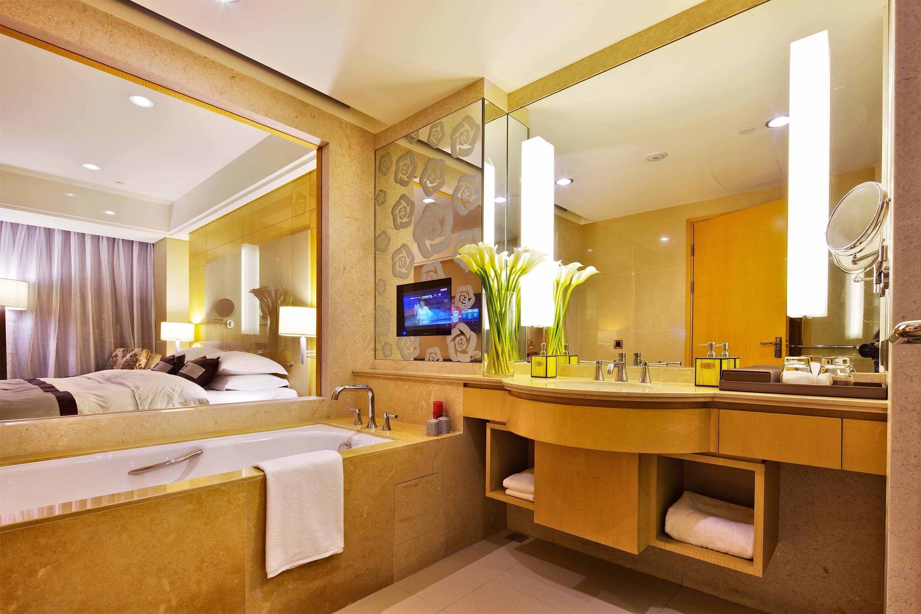 combined shower/bathtub, rainfall showerhead, free toiletries