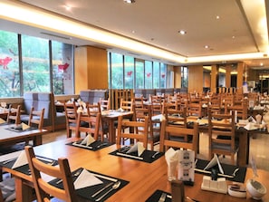 5 restaurants, breakfast served