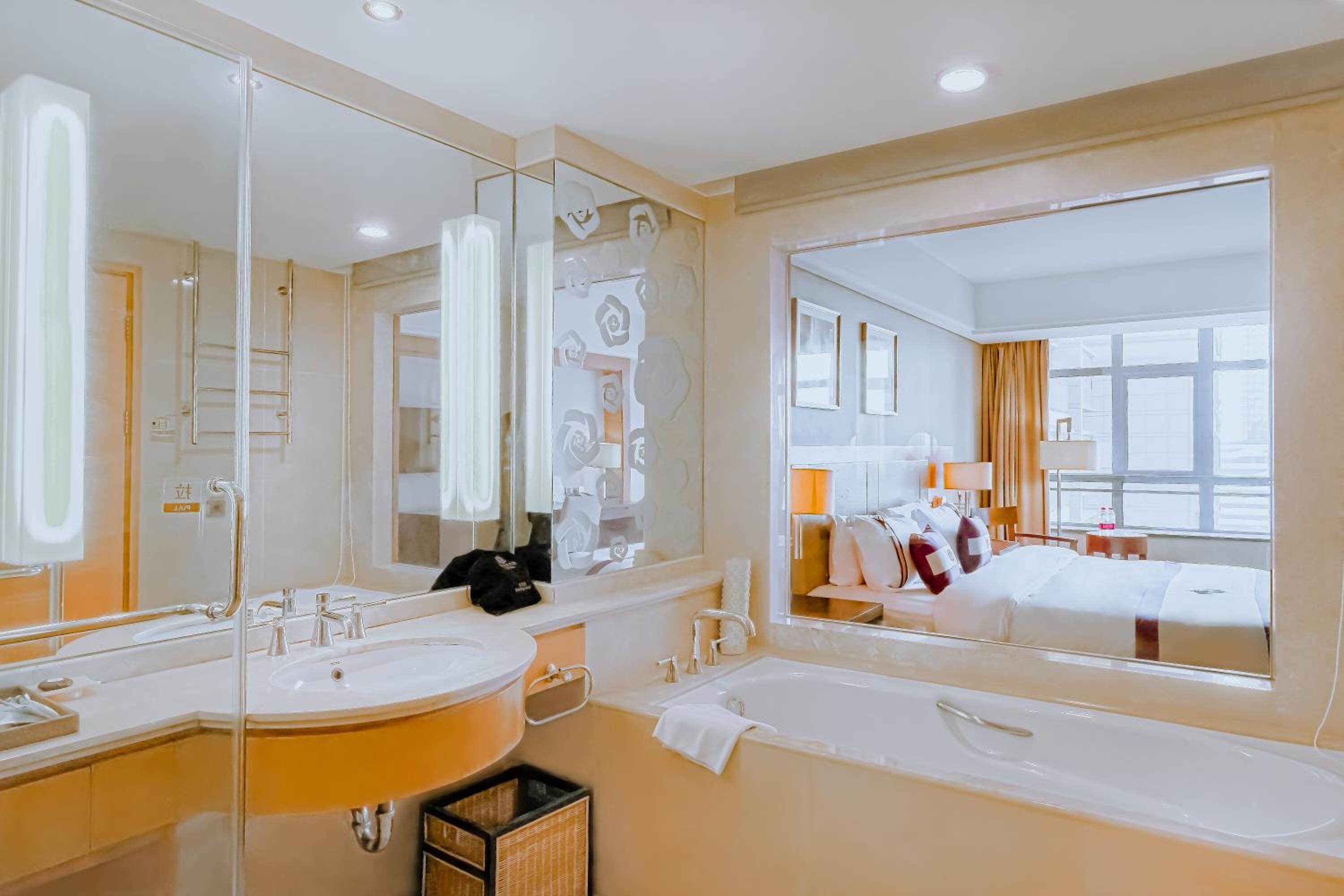 combined shower/bathtub, rainfall showerhead, free toiletries