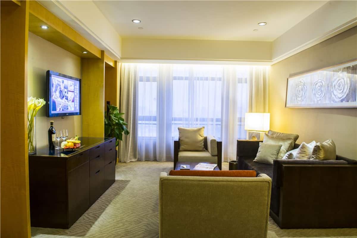 Elite suite (Executive) | Luxe beddengoed, donzen dekbedden, een kluis op de kamer, een bureau