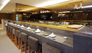 5 restaurants servant le petit déjeuner, le déjeuner et le dîner