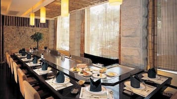 5 restaurants; breakfast, lunch, and dinner served