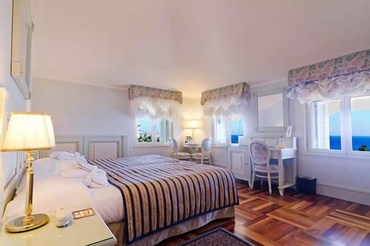 Suite, vue mer (Prestige) | 1 chambre, literie de qualité supérieure, surmatelas, minibar