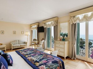 Premium bedding, pillow-top beds, minibar, in-room safe