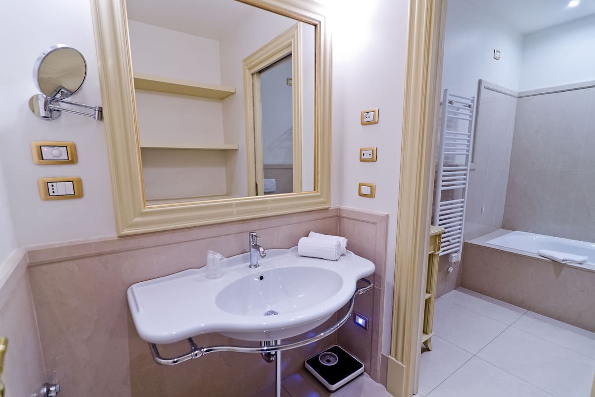 Douche à « effet pluie », articles de toilette gratuits, sÚche-cheveux