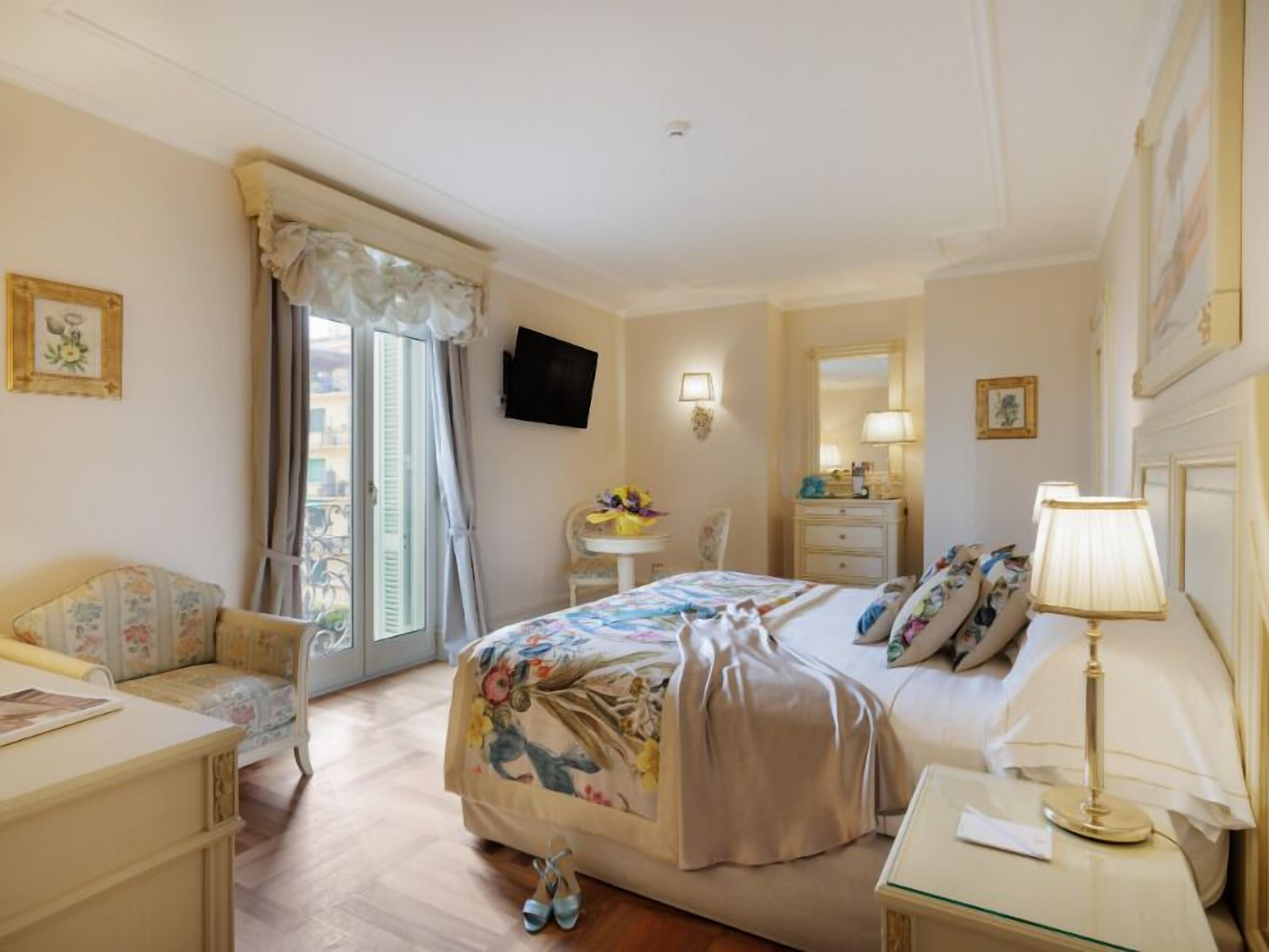 Premium bedding, pillow-top beds, minibar, in-room safe