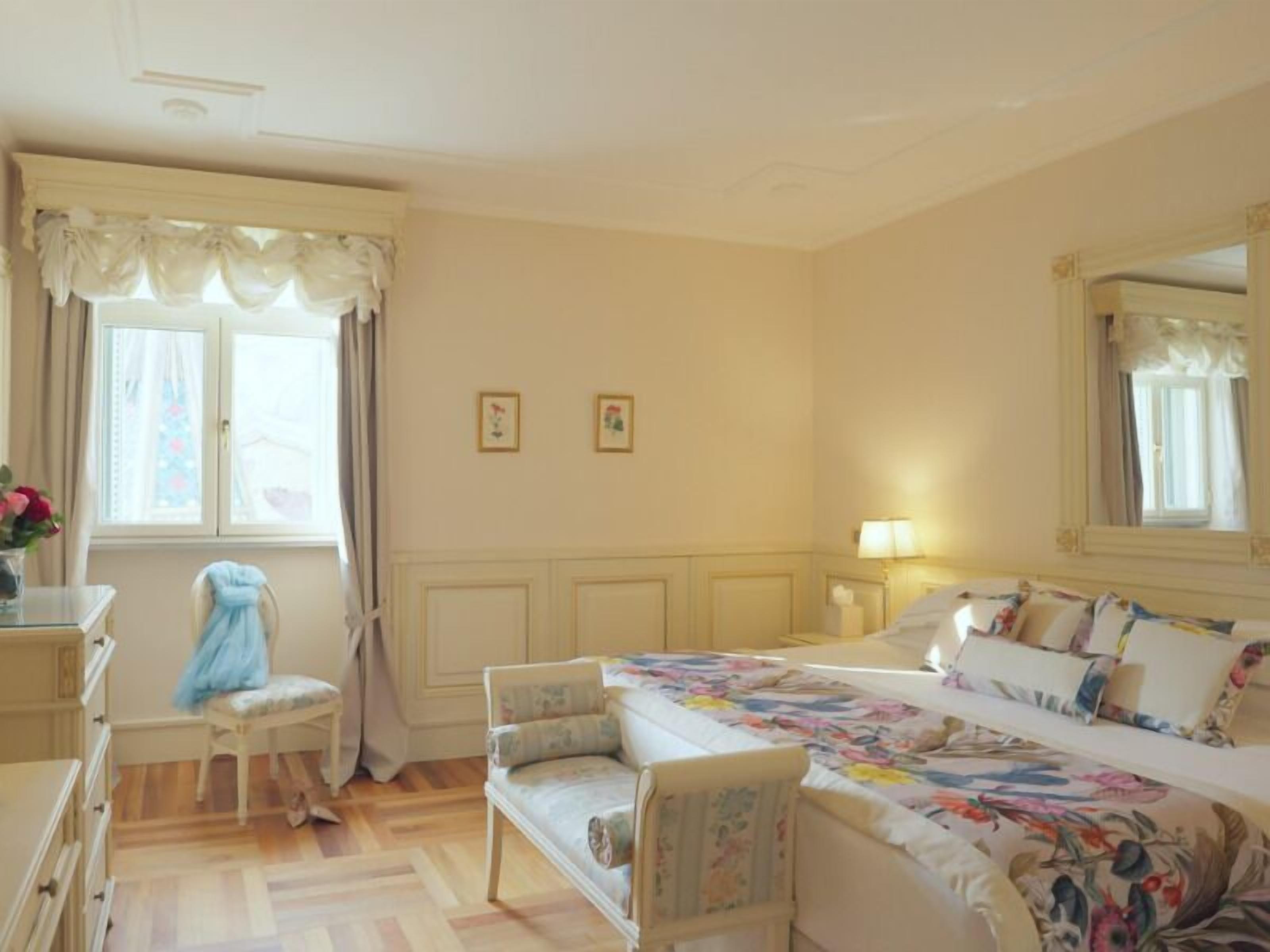 Premium bedding, pillow-top beds, minibar, in-room safe