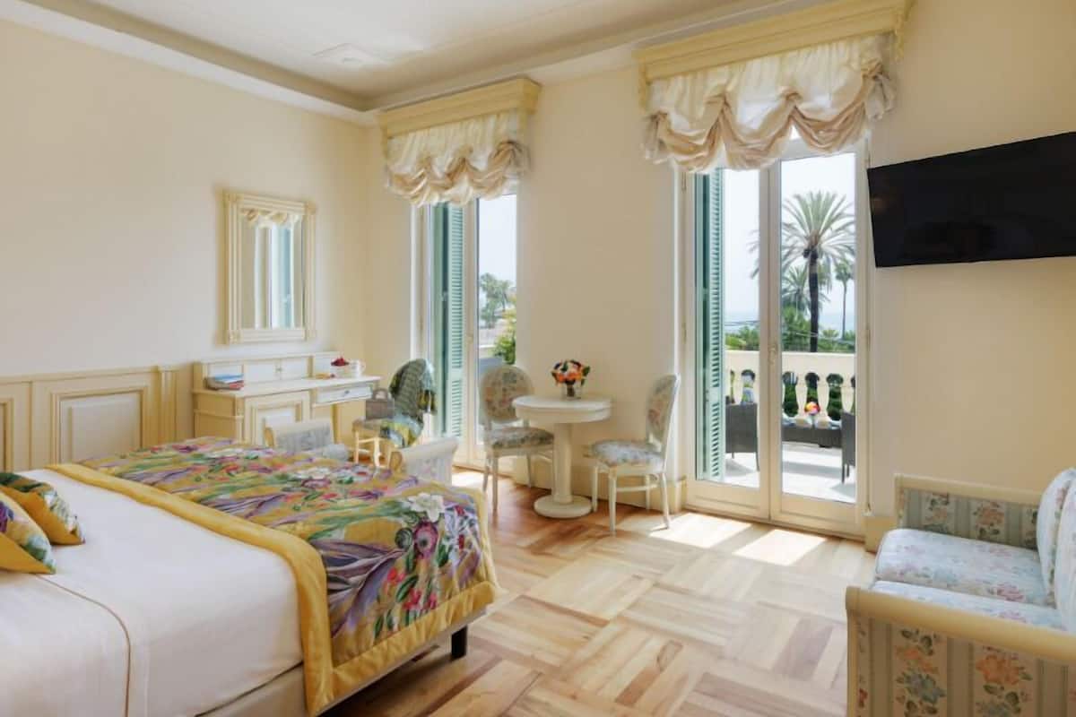 Rainfall showerhead, free toiletries, hair dryer, bidet