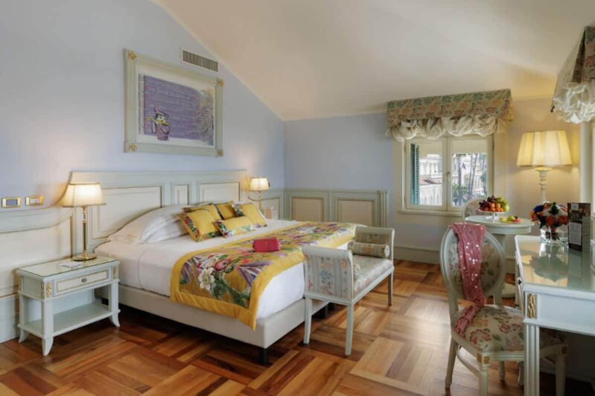 Premium bedding, pillow-top beds, minibar, in-room safe