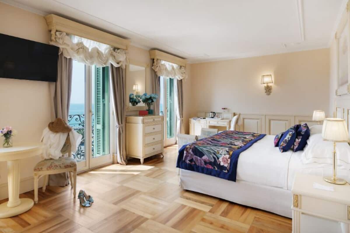 Premium bedding, pillow-top beds, minibar, in-room safe