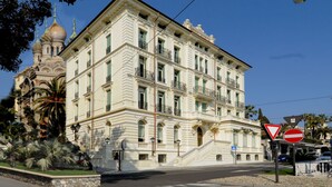 Il s’agit d’un bâtiment historique à l’architecture classique, caractérisé par une façade symétrique, de nombreux balcons et une imposante structure en forme de dôme.