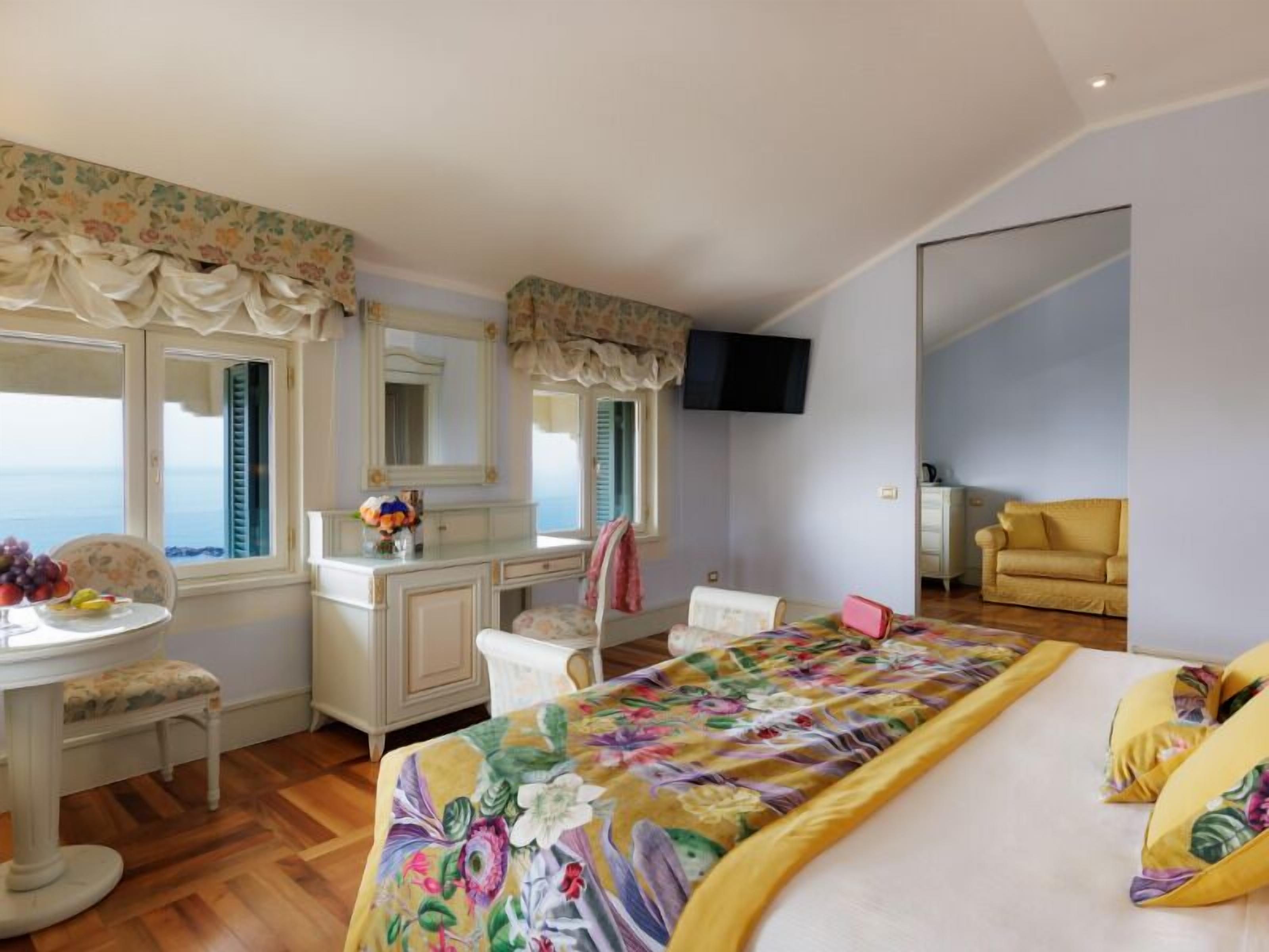 Premium bedding, pillow-top beds, minibar, in-room safe