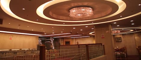 2 restauranter, frokost serveres, koreanske retter