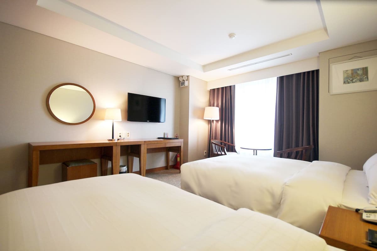 Minibar, wifi gratis y ropa de cama