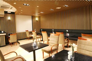 朝食、ランチ、ディナーに営業