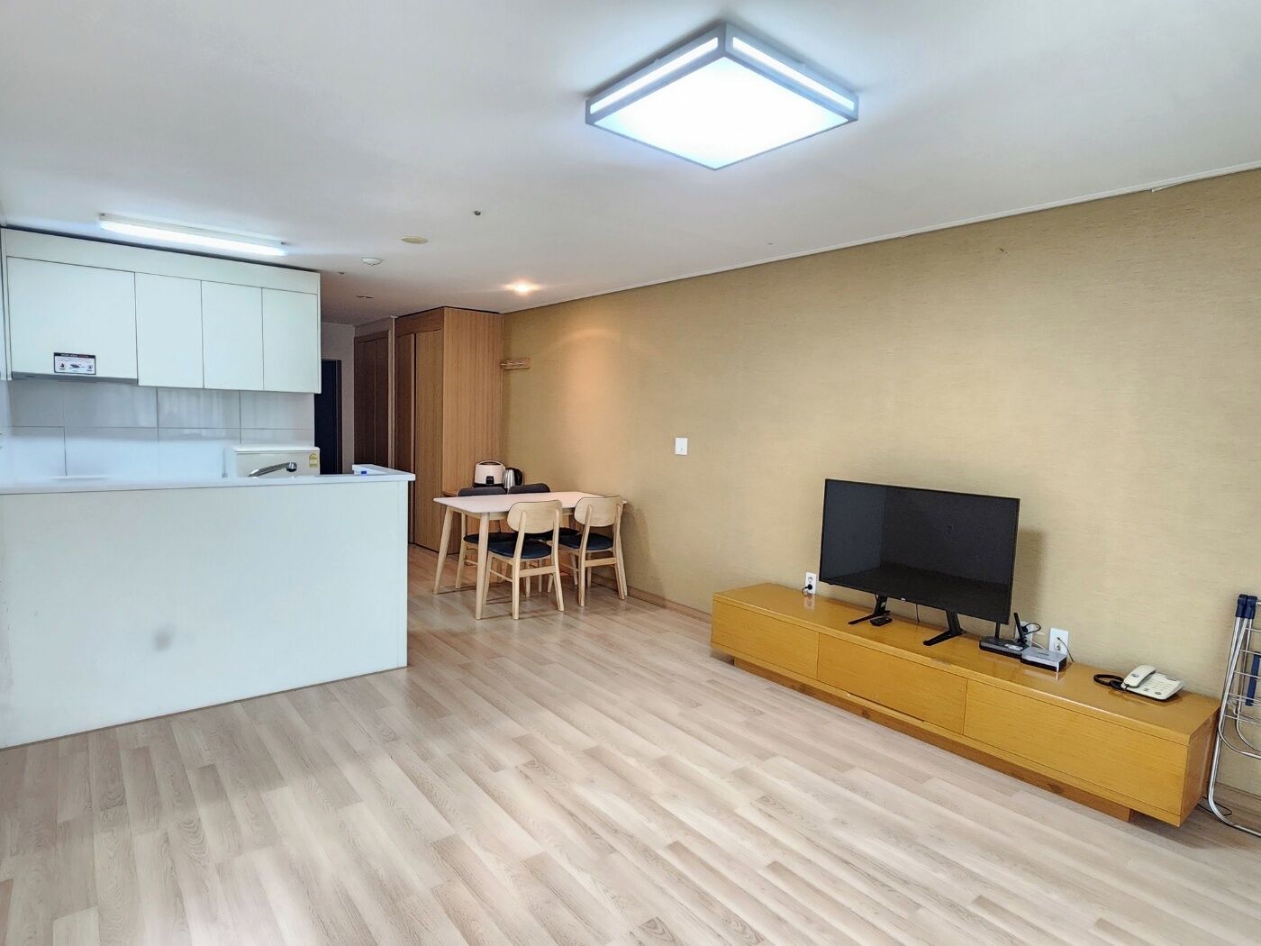 Soundproofing, free WiFi, bed sheets