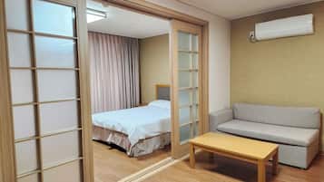 Oak Double Bed Room | Soundproofing, free WiFi, bed sheets