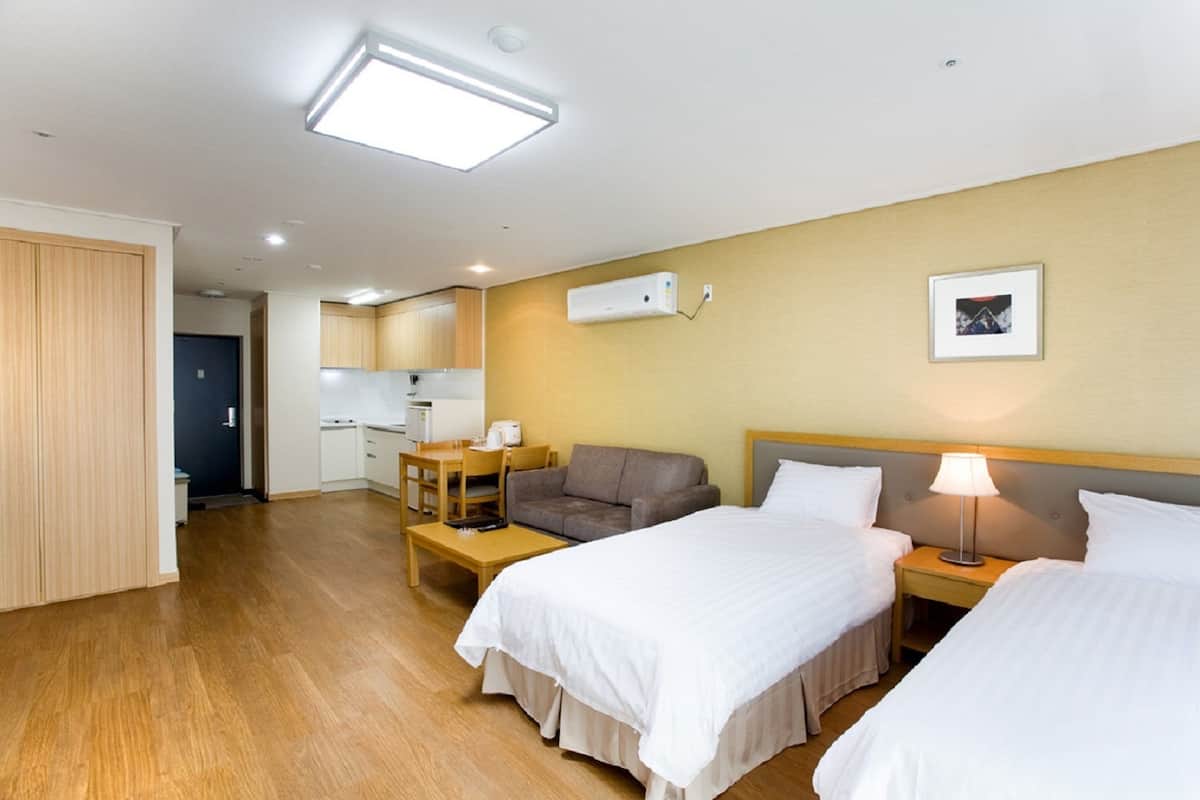 2 dormitorios, sistema de insonorización, wifi gratis y ropa de cama