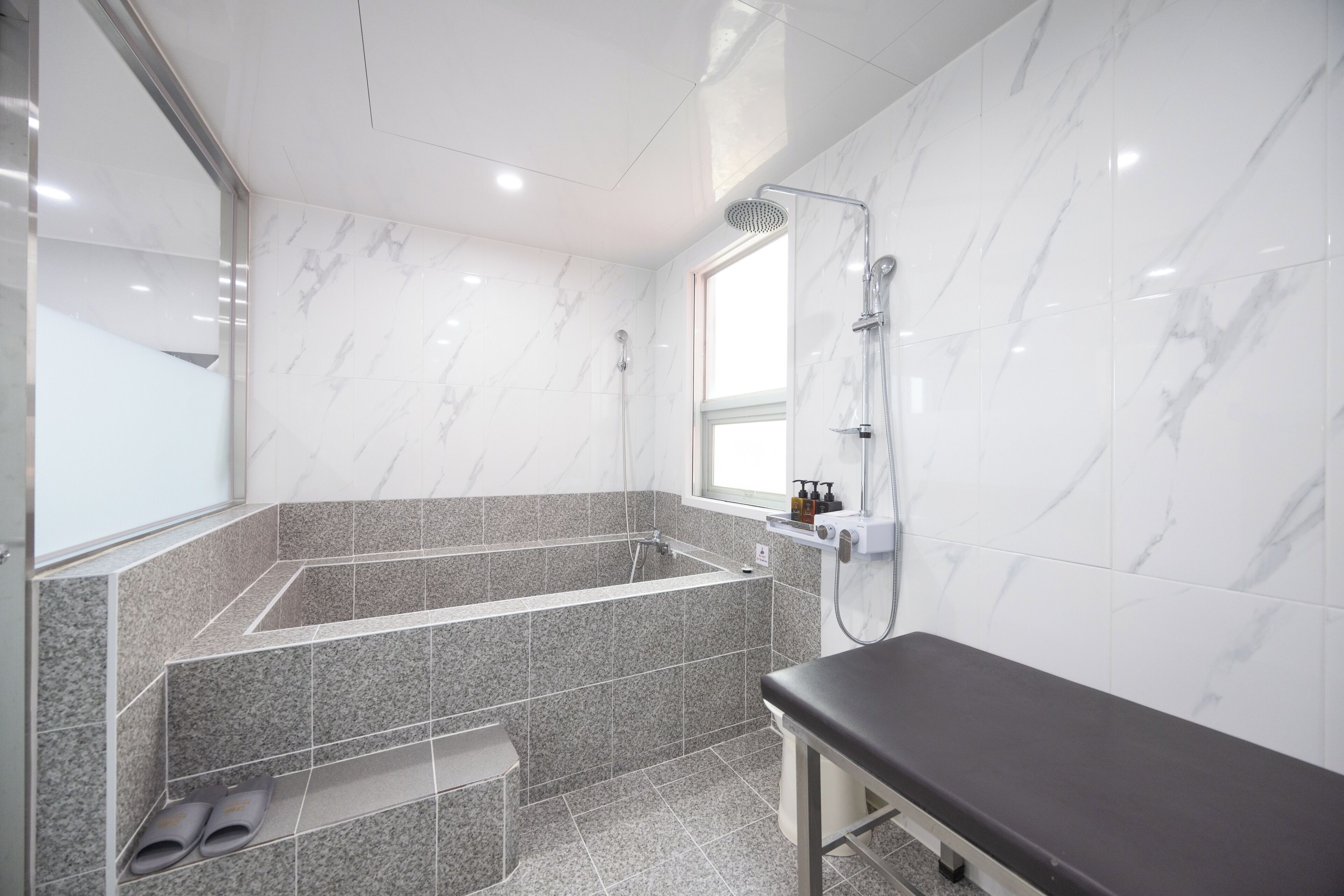 Deluxe Double Room / Terrace -Tile Bath with Hot Spring Water, Rate for 2, Extra Charges Apply | Phòng tắm | Vòi sen/bồn tắm kết hợp, bồn tắm ngâm, máy sấy tóc, khăn tắm 