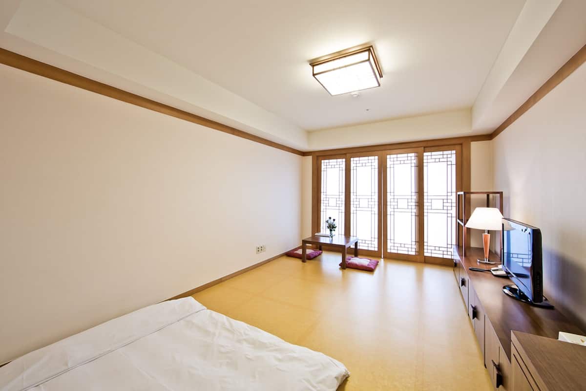1 bedroom, premium bedding, minibar, in-room safe