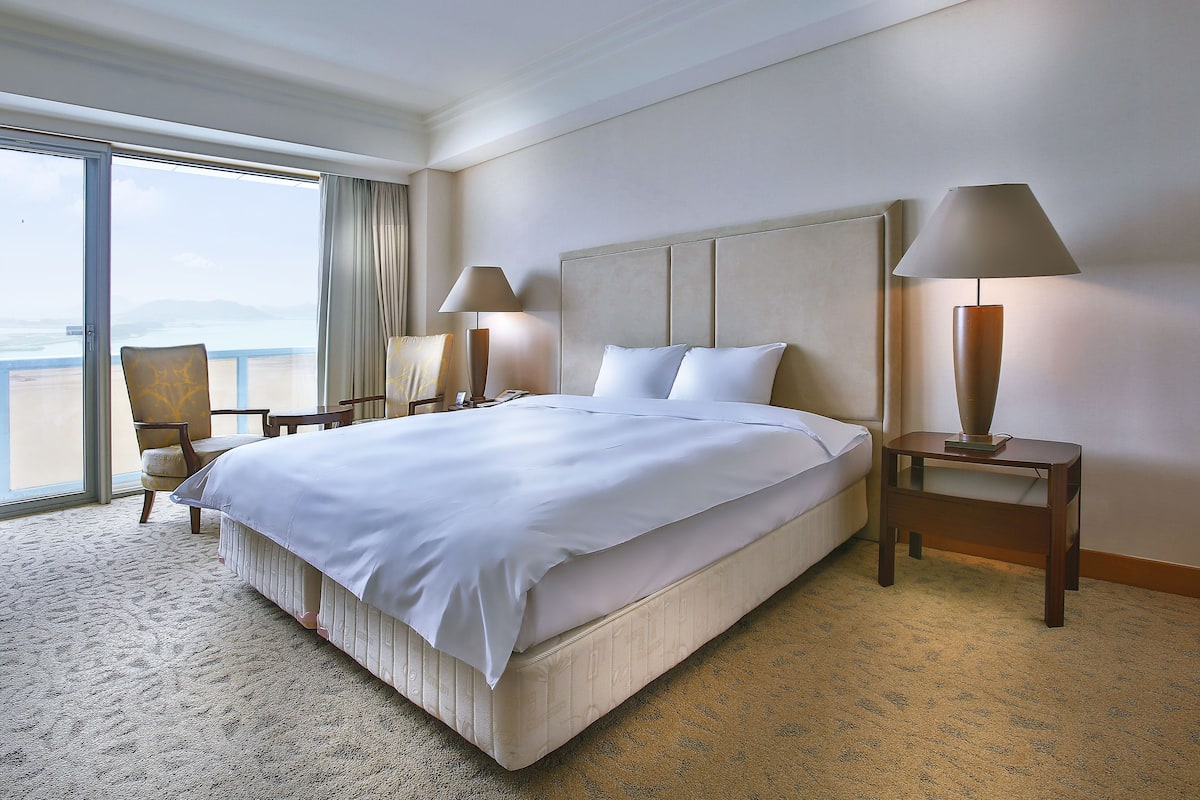 1 bedroom, premium bedding, minibar, in-room safe