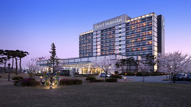 Ein modernes Hotelgebäude, auf dem der Name "Hotel Hyundai" gut sichtbar angebracht ist.