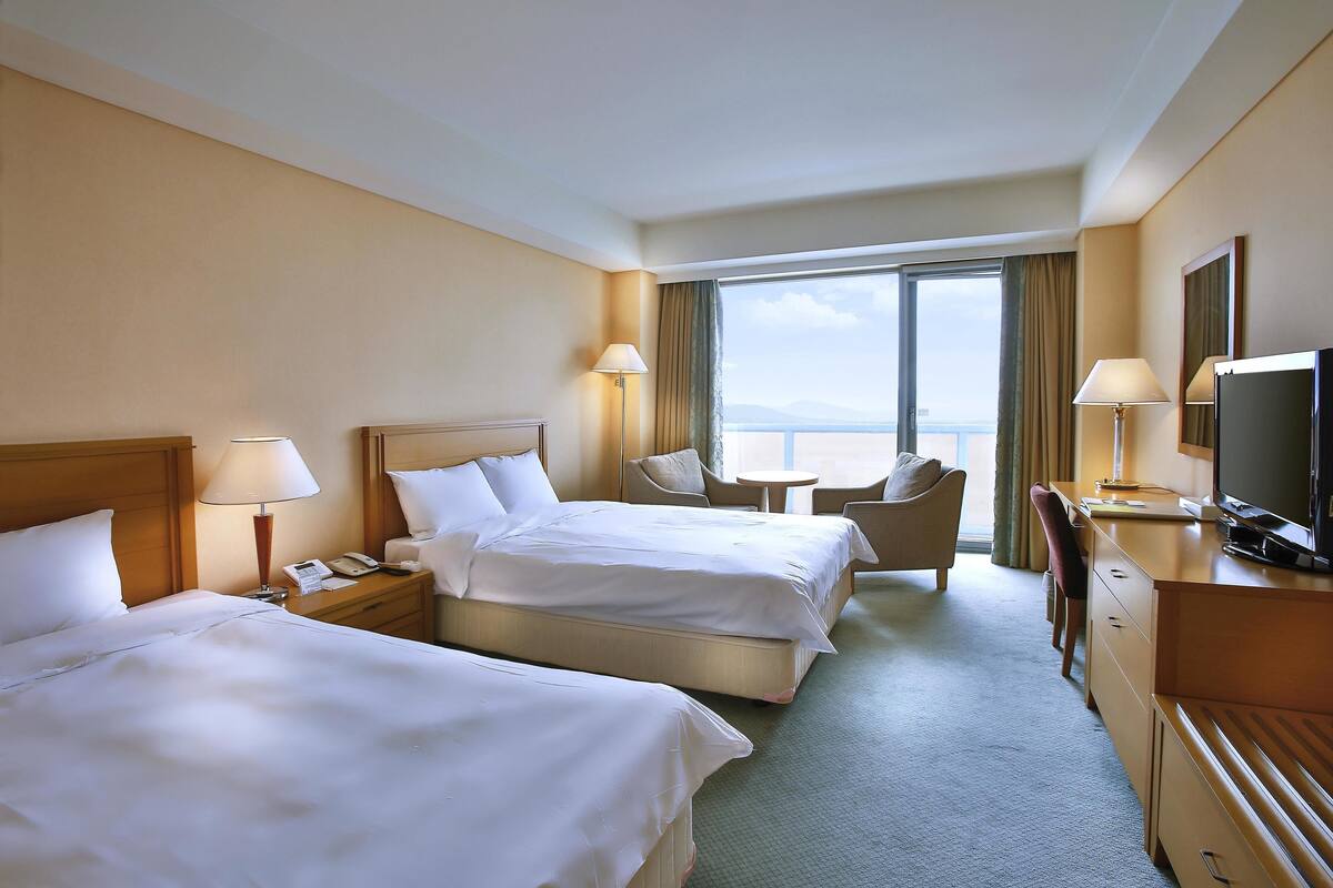 1 bedroom, premium bedding, minibar, in-room safe