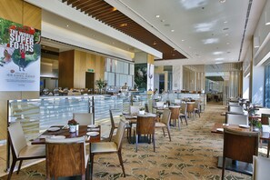 Daily buffet breakfast (KRW 32000 per person)