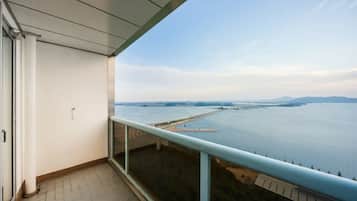 1 bedroom, premium bedding, minibar, in-room safe