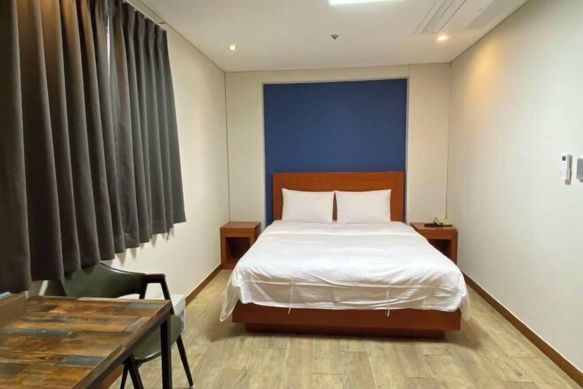 Premium bedding, down comforters, minibar (free items), desk