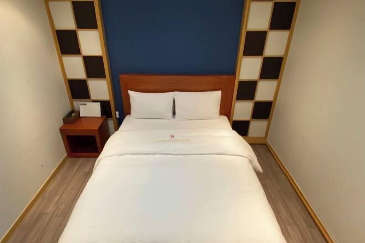 Premium bedding, down comforters, minibar (free items), desk