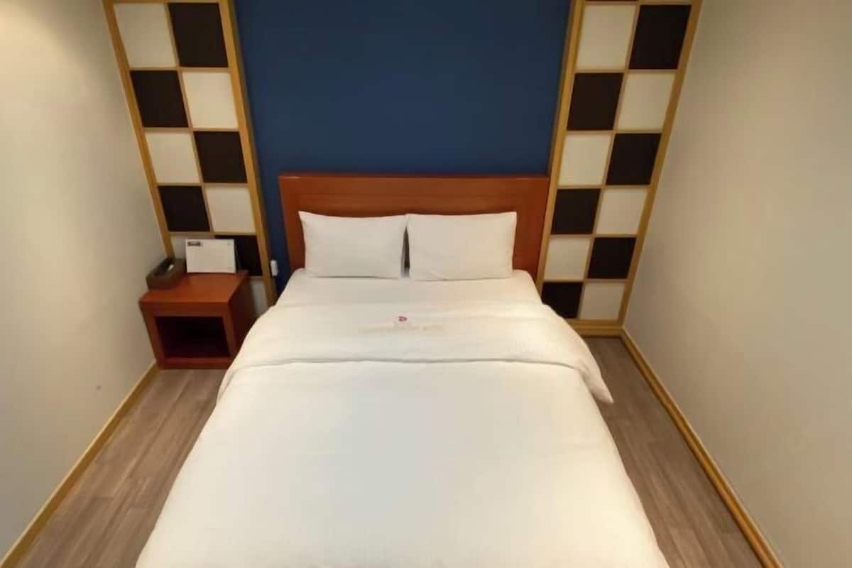 Premium bedding, down duvets, free minibar, individually furnished