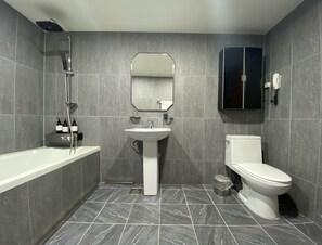 Premier Room | Bathroom | Combined shower/tub, designer toiletries, hair dryer, bathrobes