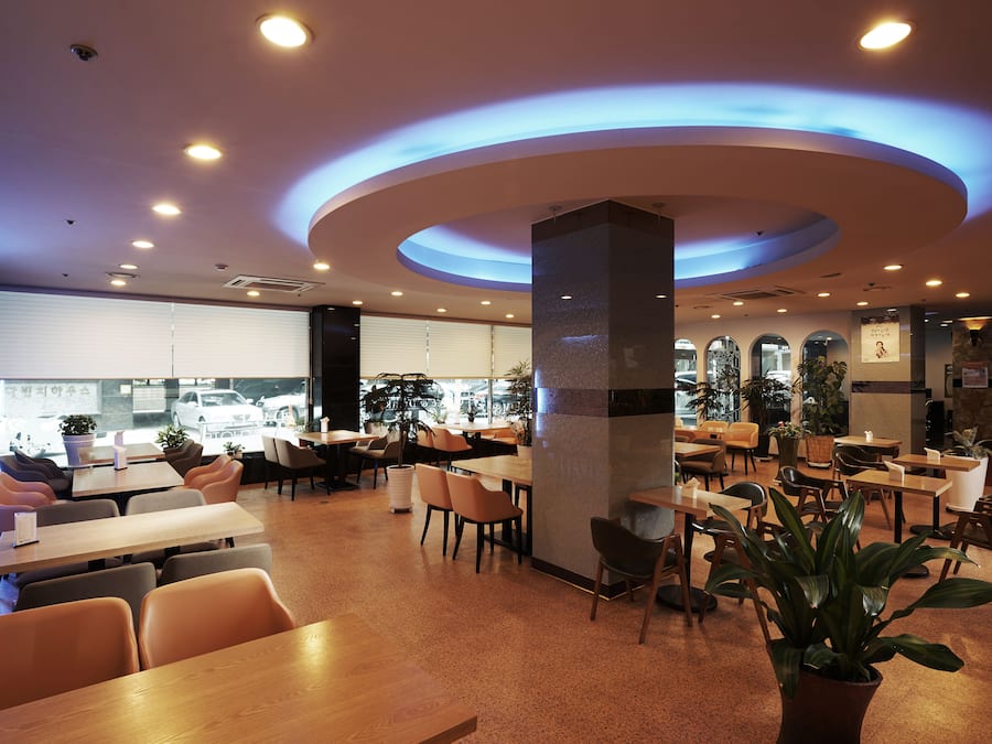 فطور من الأطباق المحلية مجانًا يوميًا