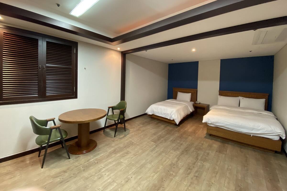 Premier Room | Premium bedding, down comforters, minibar (free items), desk