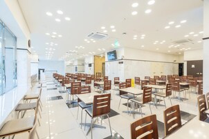 朝  食 (ビュッフェ)、毎日提供 (無料)