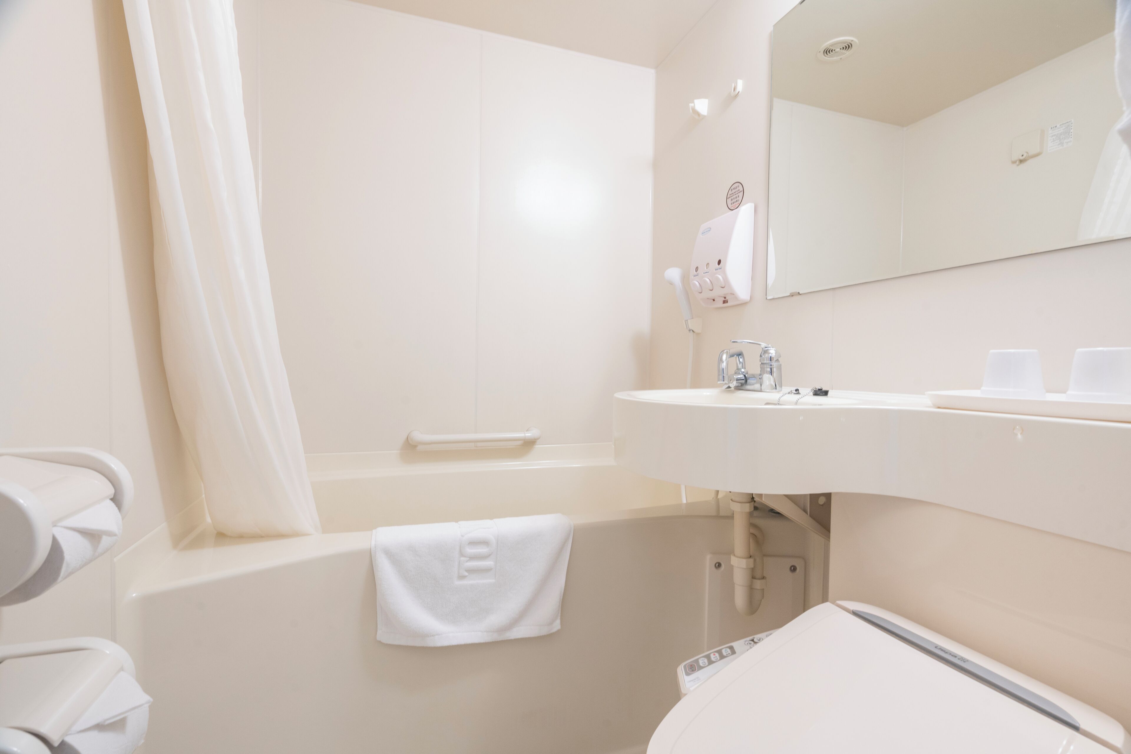 combined shower/bathtub, free toiletries, hair dryer, slippers