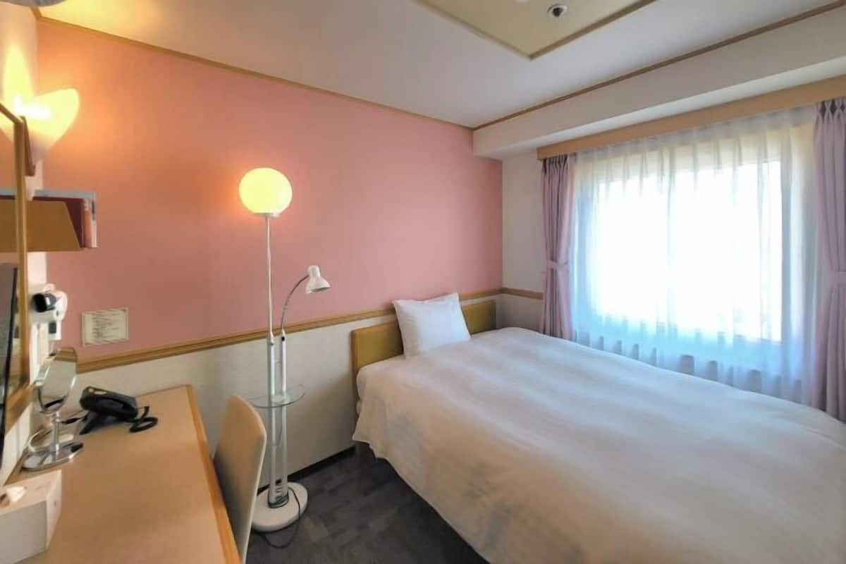 1 Schlafzimmer, Zimmersafe, Schreibtisch, Bügeleisen/Bügelbrett