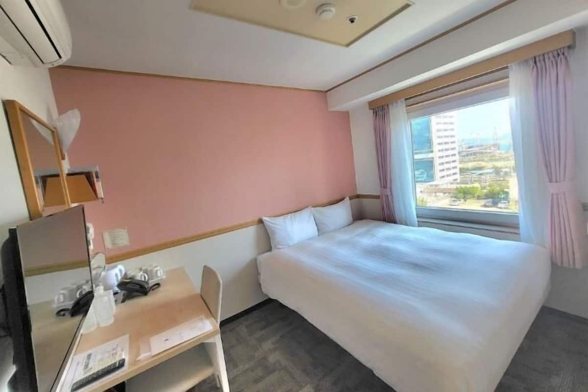 1 Schlafzimmer, Zimmersafe, Schreibtisch, Bügeleisen/Bügelbrett