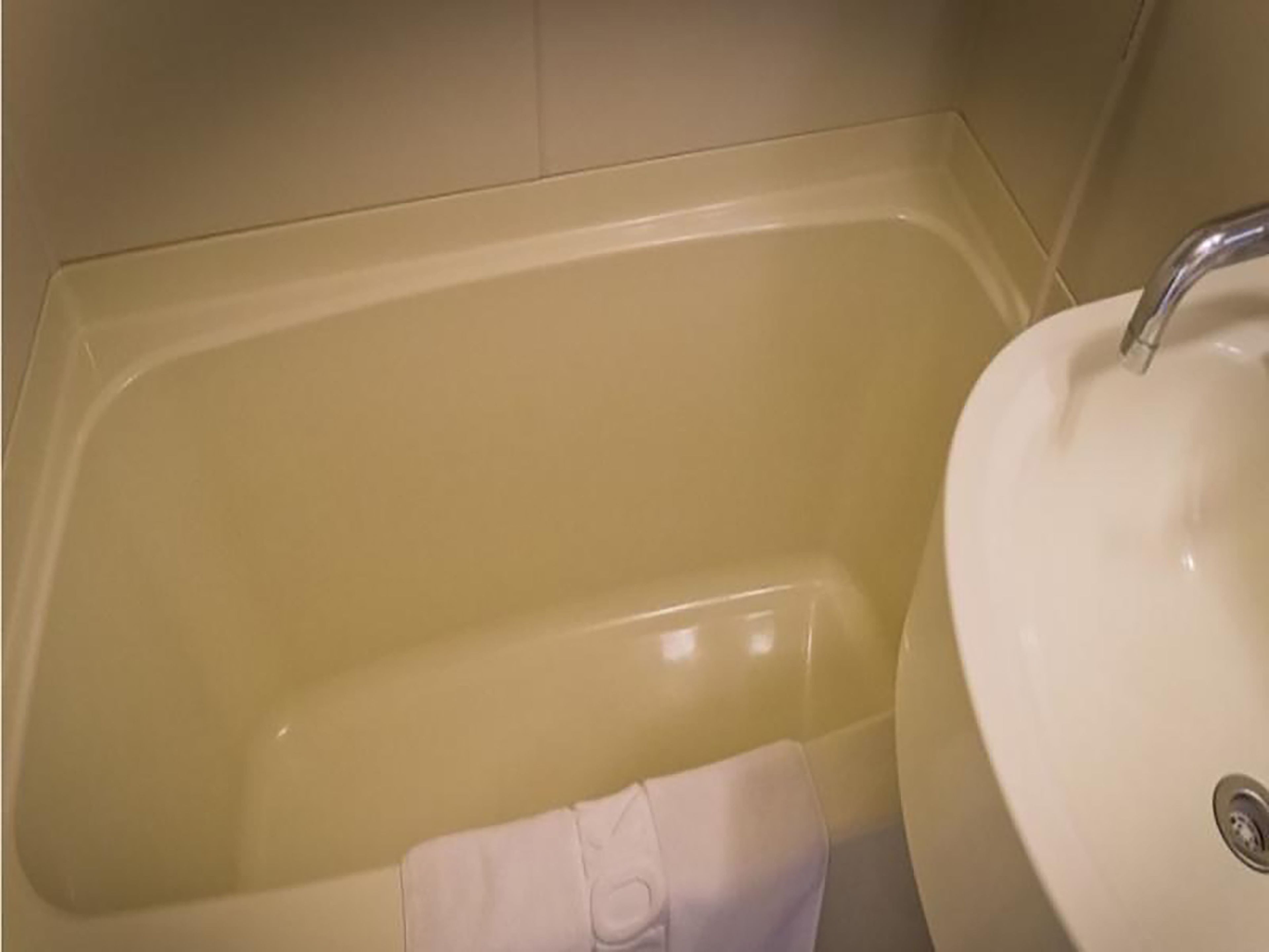 combined shower/bathtub, hair dryer, towels