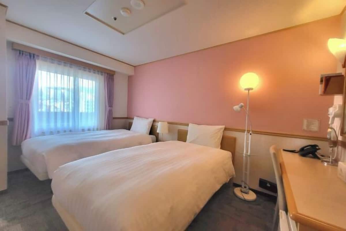 1 Schlafzimmer, Zimmersafe, Schreibtisch, Bügeleisen/Bügelbrett