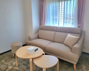 패밀리 트윈룸, 금연 | 거실 공간 | 평면 TV