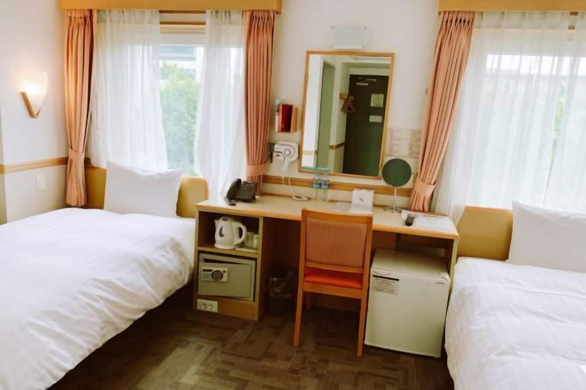 1 Schlafzimmer, Zimmersafe, Schreibtisch, Bügeleisen/Bügelbrett