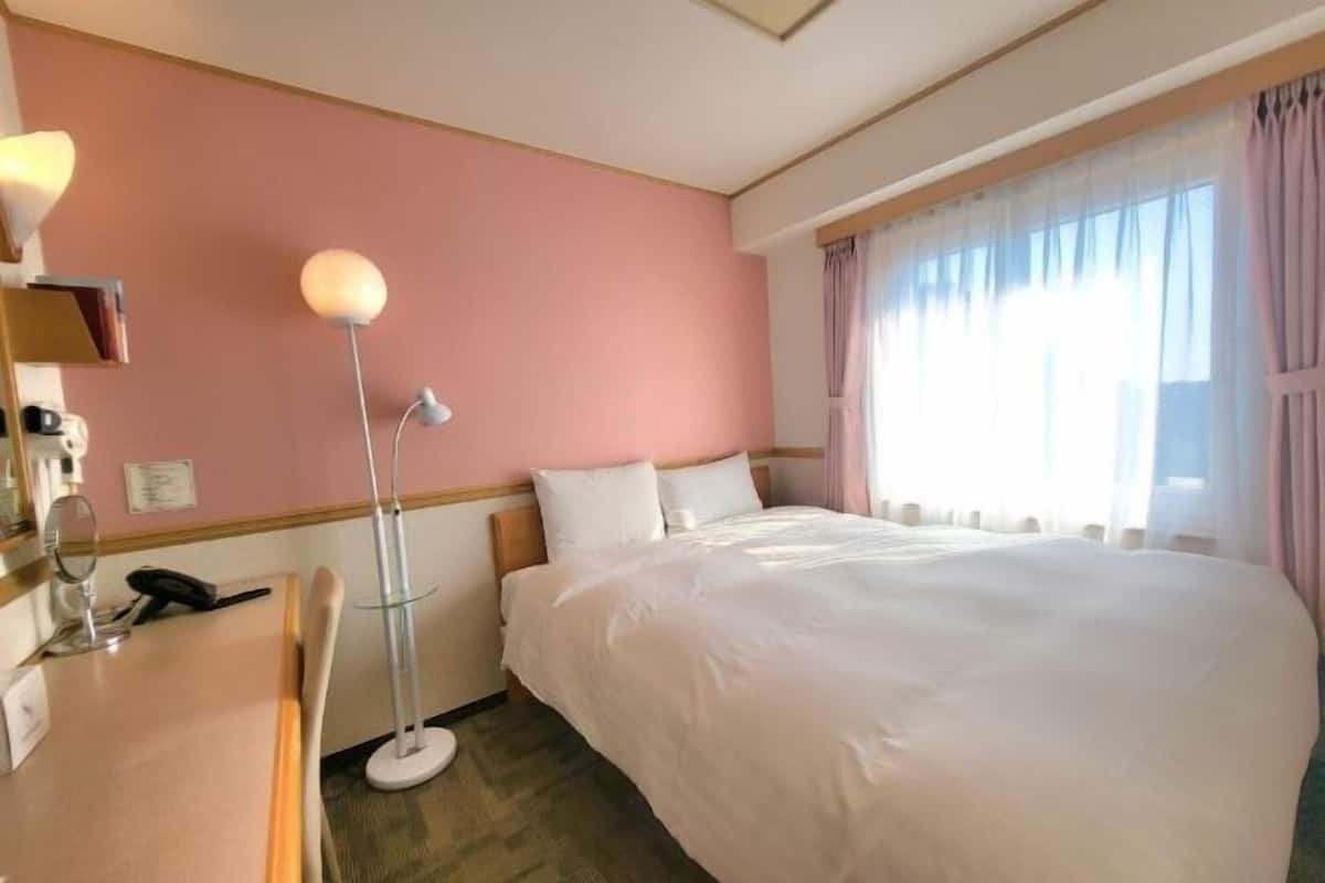 1 Schlafzimmer, Zimmersafe, Schreibtisch, Bügeleisen/Bügelbrett