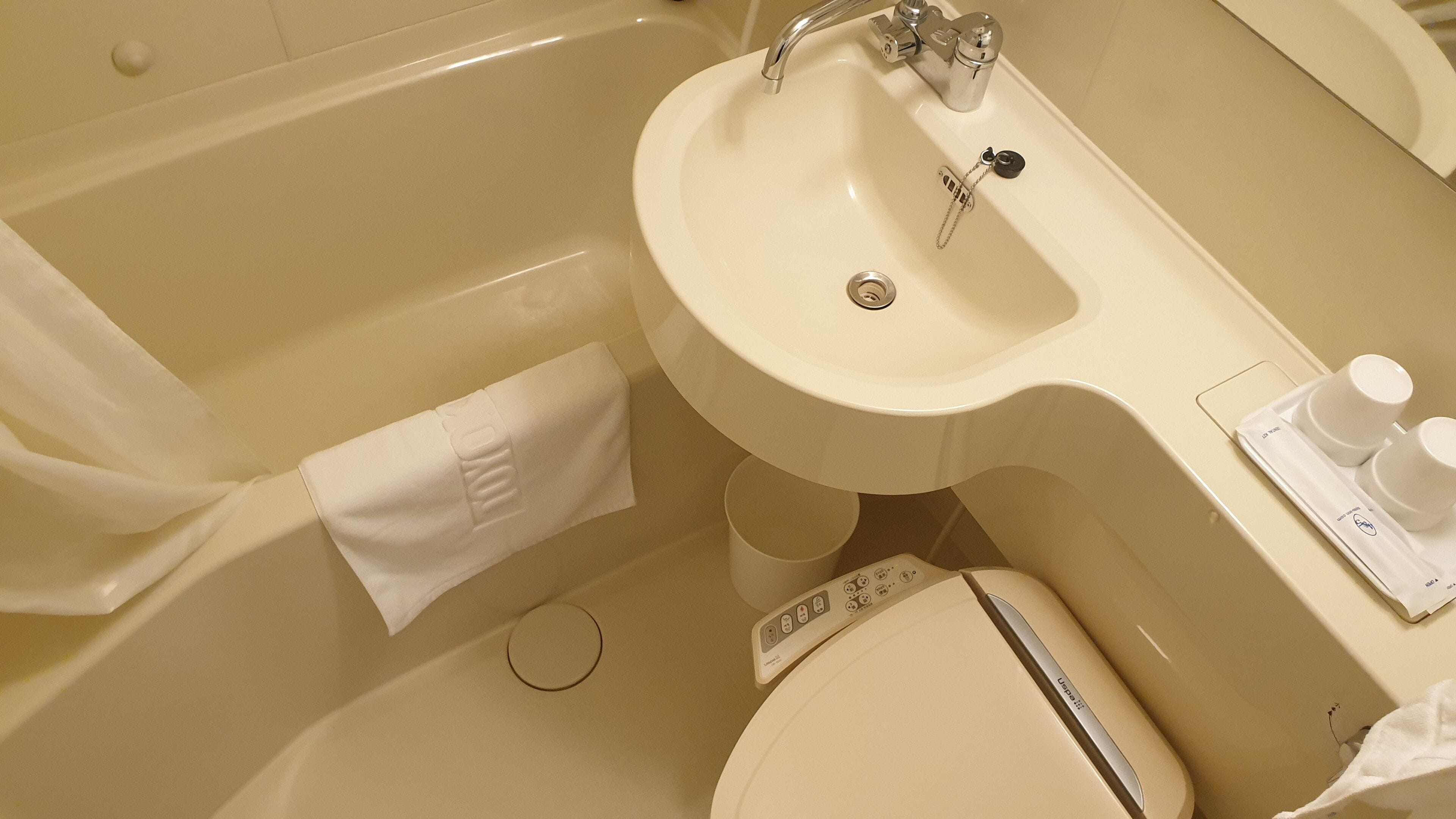 combined shower/bathtub, hair dryer, bathrobes, slippers