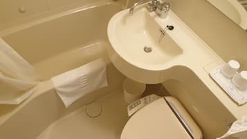 Kombinasi shower/bathtub, pengering rambut, jubah mandi, dan sandal